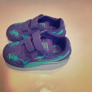 Girls size 8 Puma sneakers